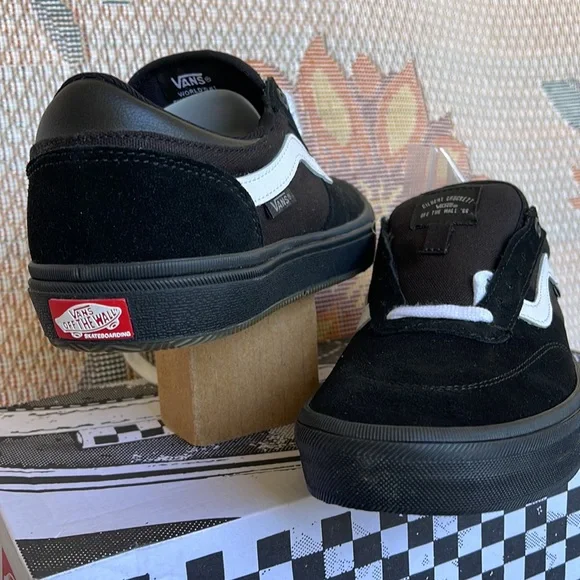 Vans WMNS Gilbert Crockett
Blackout
VN0A5JIF10J
Sneakers - Picture 10 of 16